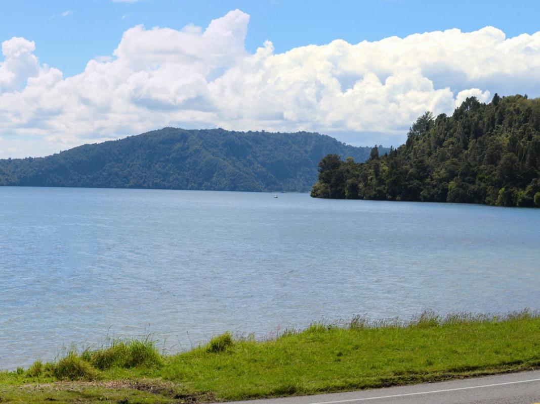 Relax Lakeside - Lake Rotoiti Bach Exterior foto